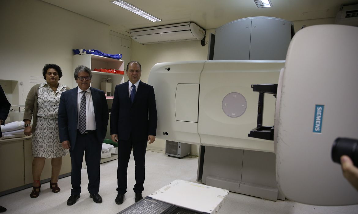 Brasília - O ministro da Saúde, Ricardo Barros, durante entrega de aparelho de radioterapia para o Hospital Universitário de Brasília (HUB) (José Cruz/Agência Brasil)