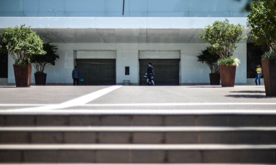 Com objetivo de evitar o contágio por covid-19, doença respiratória causada pelo novo coronavírus, o governo do Distrito Federal, decretou o fechamento de todos os shoppings de Brasília a partir desta 5ª feira (19.mar.2020), medida que deve