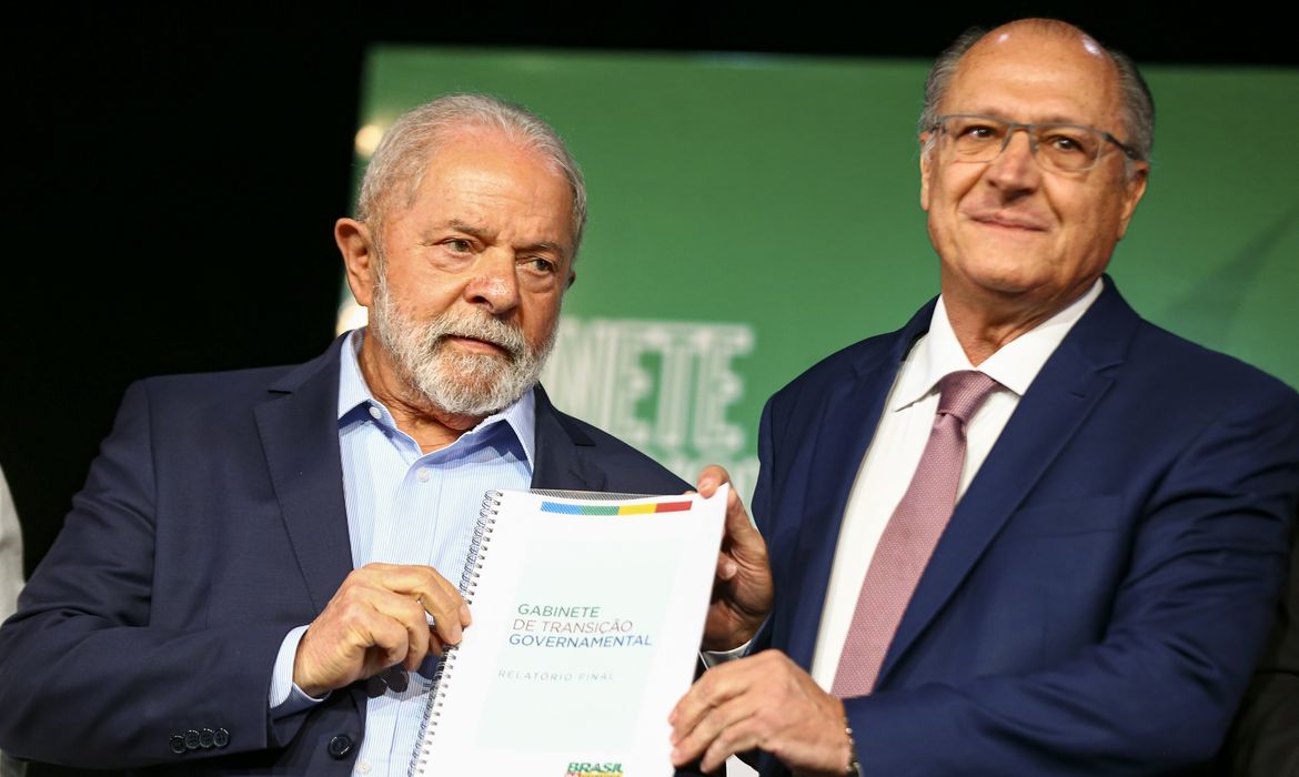 O presidente eleito, Luiz Inácio Lula da Silva, e o vice, Geraldo Alckmin, durante cerimônia de entrega do relatório final da transição de governo e anúncio de novos ministros.