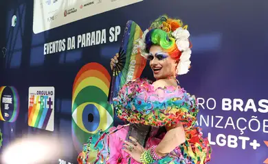 São Paulo (SP), 23/05/2024 - A drag Dindry Buck participa da coletiva de lançamento da programação da 28ª Parada do Orgulho LGBT+ de São Paulo, no hotel Renaissance. Foto: Rovena Rosa/Agência Brasil