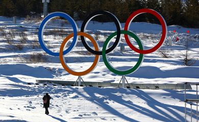 Anéis olímpicos em área de competição dos Jogos de Pequim - Olimpíada de Inverno - neve