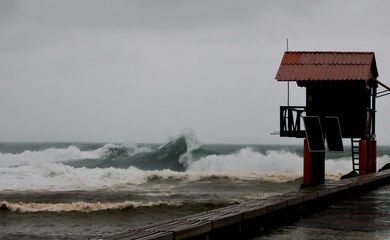 Frete fria traz tempestade e ressaca na praia da Barra da Tijuca no Rio de Janeiro