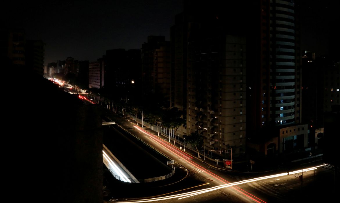 Car lights are seen on one of the main roads of the city during the second day of a blackout in Caracas, Venezuela March 9, 2019. REUTERS/Carlos Jasso     TPX IMAGES OF THE DAY