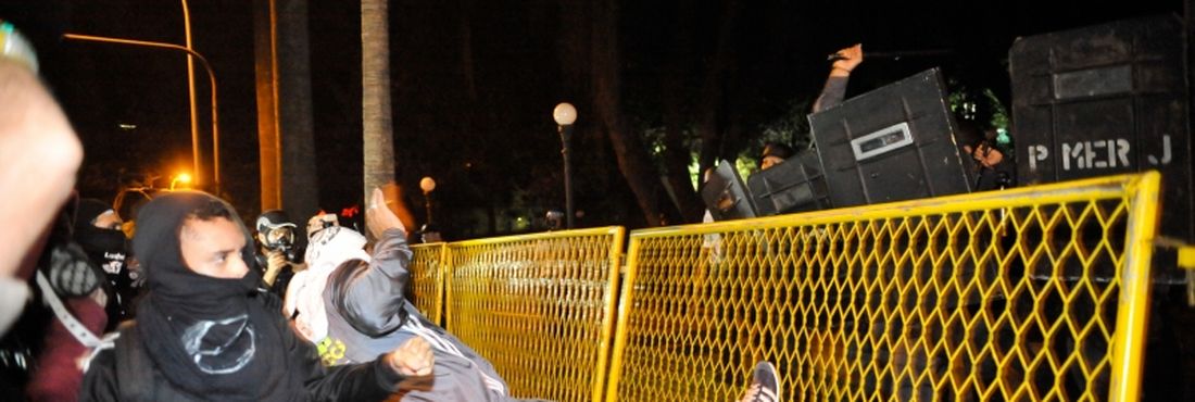 Manifestantes protestam em frente ao Palácio Guanabara, sede do governo fluminense