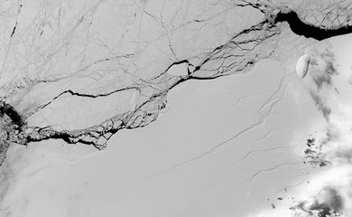 Imagem de divulgação da Nasa mostra uma das rachaduras na barreira de gelo Larsen C, que se desprendeu na Antártida