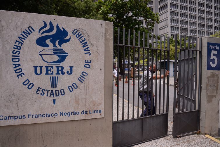 Portões são fechados às 13h para o segundo dia do Exame Nacional do Ensino Médio (Enem) 2020, na Universidade Estadual do Rio de Janeiro(UERJ).