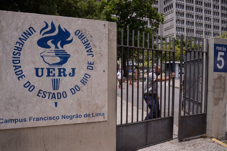 Tomaz Silva/Agência Brasil Portões são fechados às 13h para o segundo dia do Exame Nacional do Ensino Médio (Enem) 2020, na Universidade Estadual do Rio de Janeiro(UERJ).