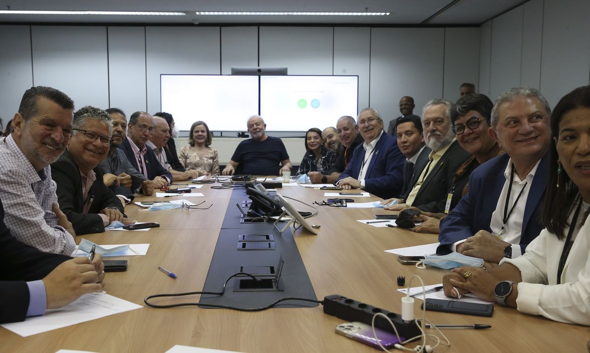 O presidente eleito Luiz Inácio Lula da Silva, participa de reunião com as centrais sindicais.