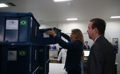 A pesquisadora Embrapa Recursos Genéticos e Biotecnologia, Rosa Lia Barbieri e o  presidente da Embrapa Celso Luiz Moretti, durante apresentação dos produtos que serão enviados para o Banco Mundial de Sementes