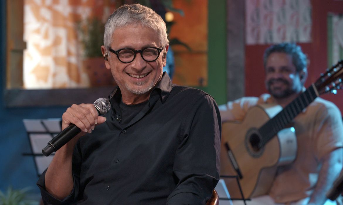 Rio de Janeiro (RJ) 30/05/2025 - O cantor e compositor Zé Renato é o convidado da apresentadora Teresa Cristina no Samba na Gamboa em tributo ao bamba Zé Keti (1921-1999) que vai ao ar na TV Brasil. Foto: TV Brasil