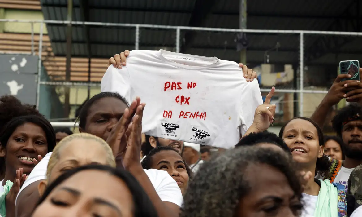 Rio de Janeiro (RJ), 31/10/2025 - Moradores, familiares e representantes da sociedade civil se reúnem na comunidade da Vila Cruzeiro para manifestação de repúdio à Operação Contenção que deixou 121 mortos. Foto: Tânia Rêgo/Agência Brasil