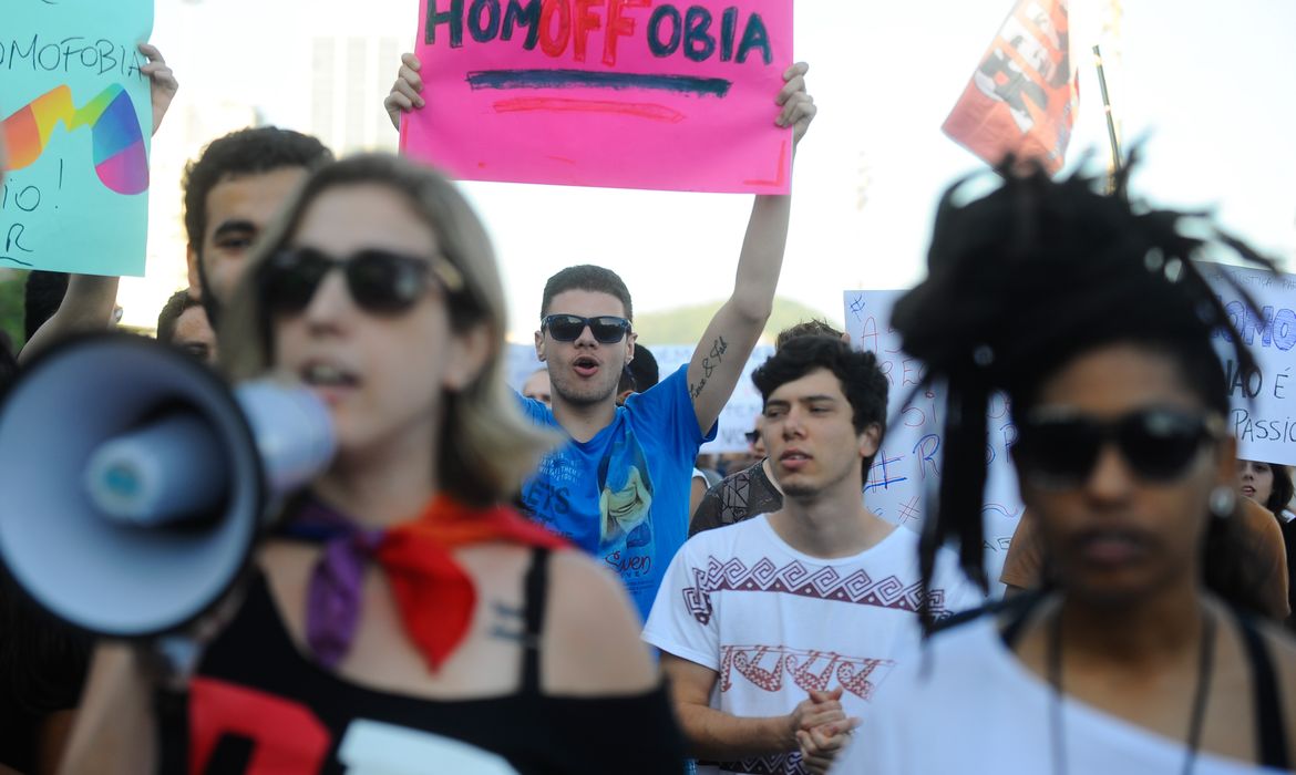 Ato contra a LGBTfobia e pela criminalização da homofobia, na praia de Copacabana zona sul da cidade,  reúne dezenas de pessoas (Tânia Rêgo/Agência Brasil)