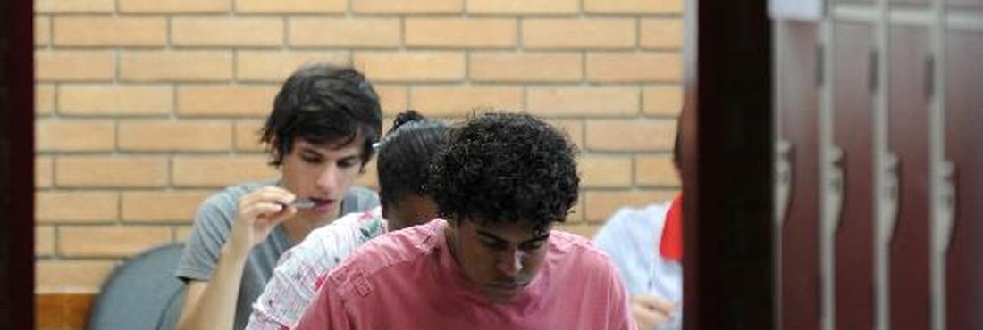 Estudantes fazem provas de biologia, física, química e matemática no segundo dia de vestibular da Universidade de Brasília