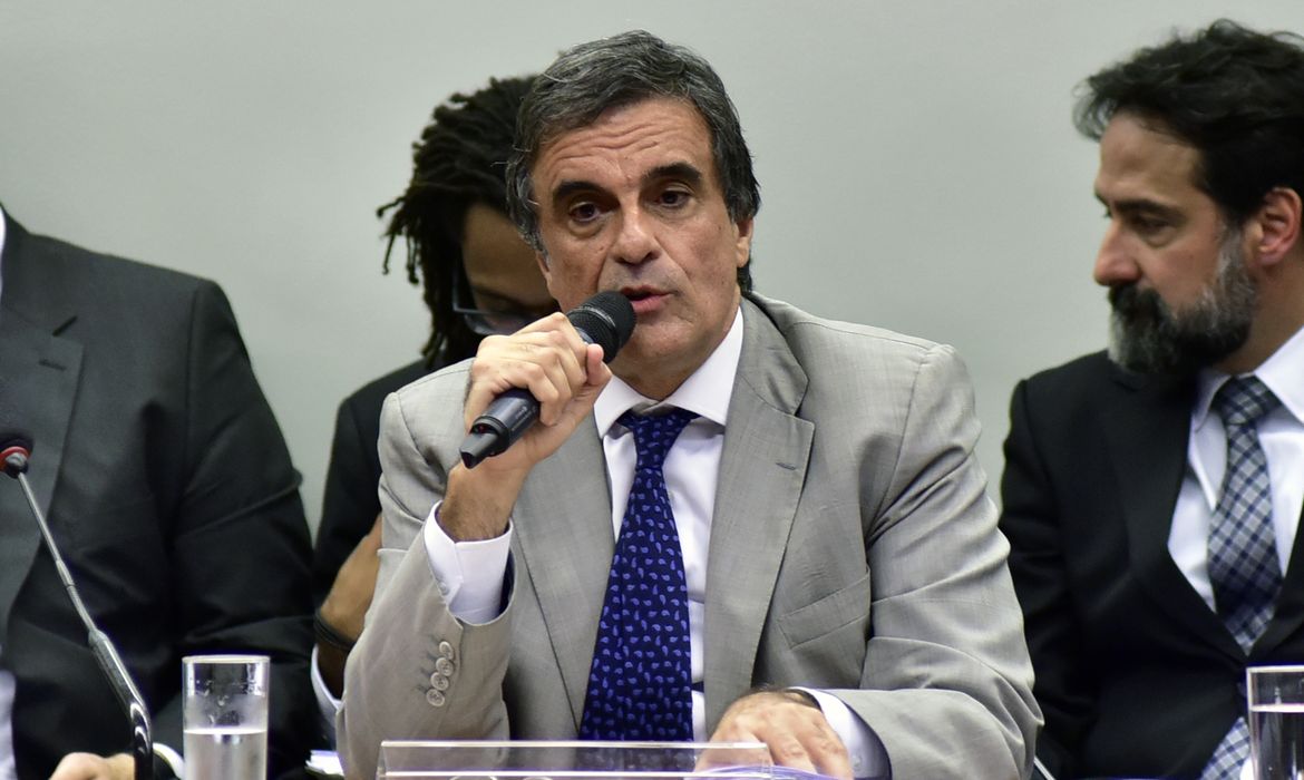 O advogado-geral da União, José Eduardo Cardozo, apresenta a defesa da presidenta Dilma Rousseff na Comissão Especial do Impeachment (Zeca Ribeiro/Agência Câmara)