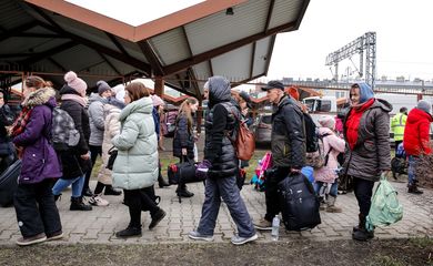 Thousands Escape Ukraine For Poland