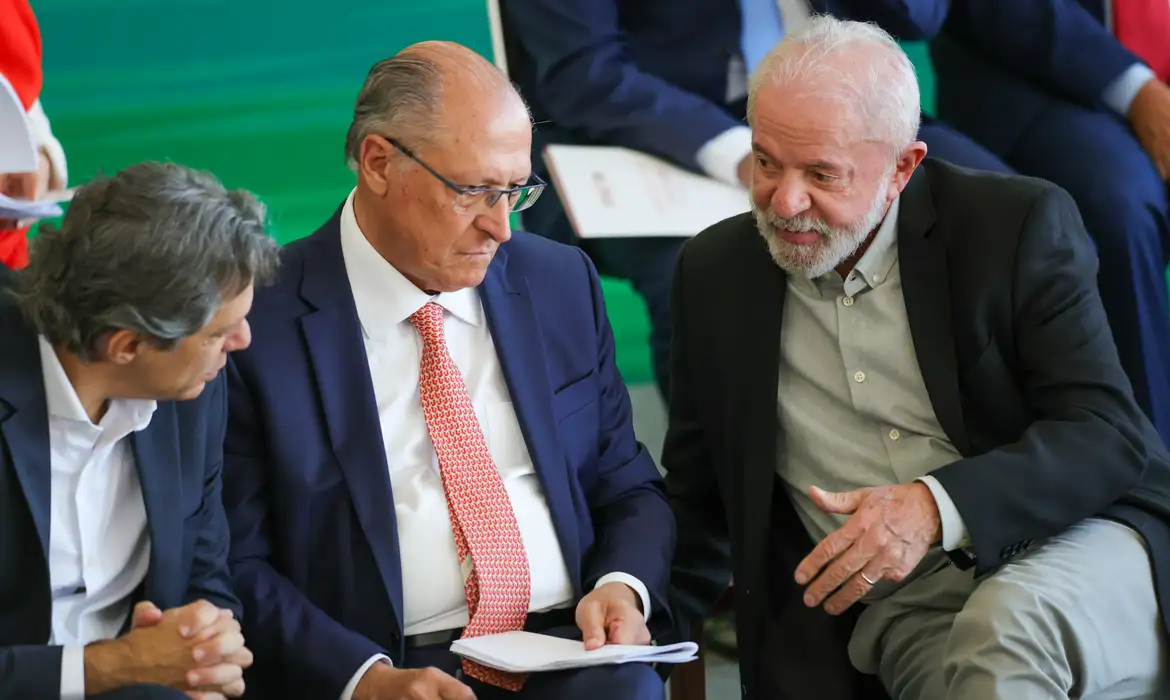 Fabio Rodrigues-Pozzebom/ Agência Brasil Brasília (DF) 30/06/2025 O presidente Luiz Inácio Lula da Silva, acompanhado dos ministros do Desenvolvimento, Indústria, Comércio e Serviços, Geraldo Alckmin, da Fazenda, Fernando Haddad e da Agricultura Familiar, Paulo Teixeira, participa da cerimônia de lançamento do Plano Safra da Agricultura Familiar 2025/2026. Foto: Fabio Rodrigues-Pozzebom/ Agência Brasil