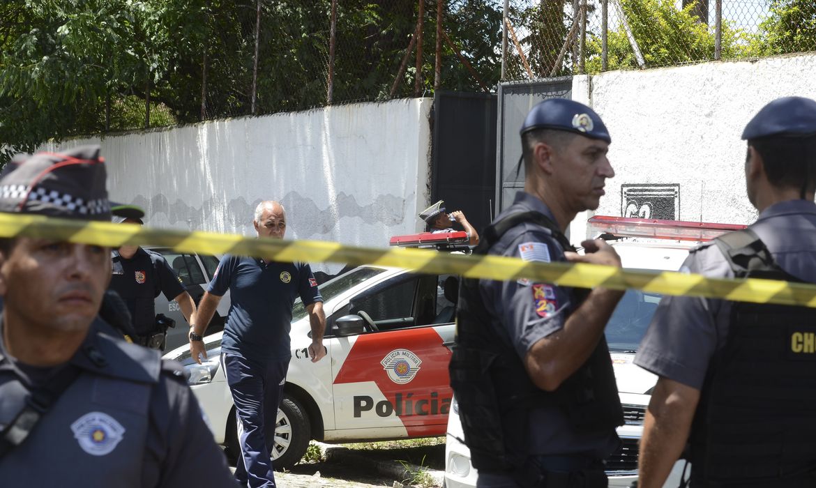 Tiroteio na Escola Estadual Professor Raul Brasil, em Suzano, a 57 quilômetros de São Paulo, deixou mortos e feridos. Segundo a Polícia Militar, dois jovens armados e encapuzados invadiram o colégio e disparam contra os alunos.