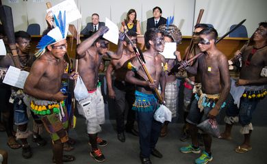 Brasília - Índios do Xingu fazem protesto durante coletiva da  presidenta do Ibama, Marilene Ramos, sobre o enchimento do reservatório da Usina Hidrelétrica de Belo Monte,  no Rio Xingu (Marcello Casal Jr/Agência Brasil)
