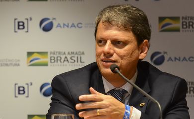 O ministro da Infraestrutura, Tarcísio Gomes de Freitas, participa da coletiva de imprensa após leilão de 12 aeroportos brasileiros, na sede da B3 (Bovespa), em São Paulo.
