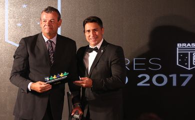 Brasília - O velejador Lars Grael, medalhista olímpico do Brasil, recebe homenageam da CBDU durante entrega do Prêmio Melhores do Ano 2017 (Valter Campanato/Agência Brasil)