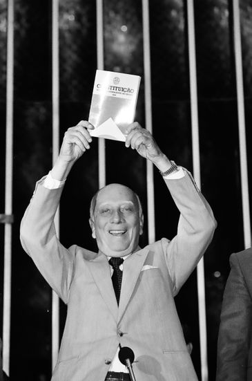 “Declaro promulgado o documento da liberdade, da democracia e da justiça social do Brasil”, disse o então presidente da Assembleia Nacional Constituinte, Ulysses Guimarães, ao promulgar a nova Constituição Federal de 1988.