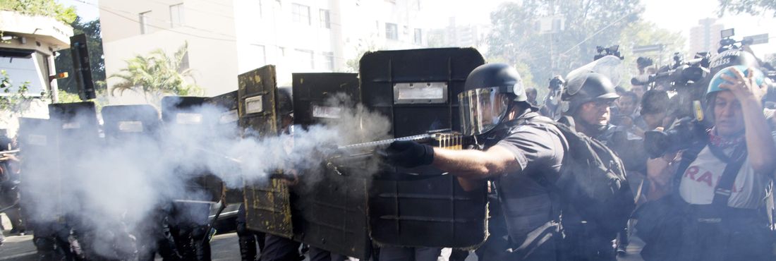 Policiais enfrentam manifestantes em protesto contra os gastos da Copa do Mundo, em São Paulo