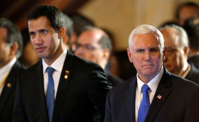 O vice-presidente dos EUA, Mike Pence, e o líder da oposição venezuelana, Juan Guaido, que muitas nações reconheceram como presidente interino da Venezuela, participam de reunião do Grupo Lima em Bogotá, Colômbia.