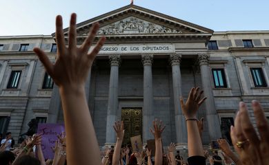 Protesto em frente ao Congresso espanhol contra soltura de homens acusados de estupro