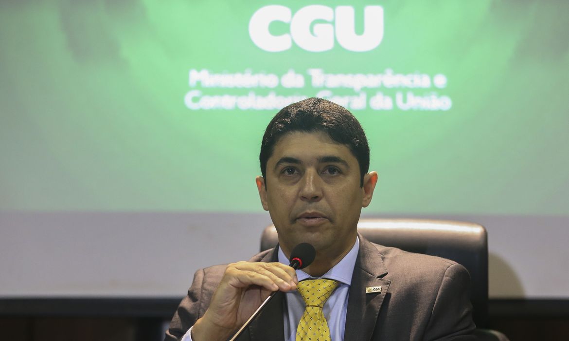 O ministro da Controladoria - Geral da União, Wagner Rosário dá entrevista.