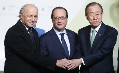 Ministro das Relações Exteriores francês, Laurent Fabius, o presidente da França, François Hollande e o secretário-geral da ONU, Ban Ki-Moon se cumprimentam ao chegar na COP21, em Paris