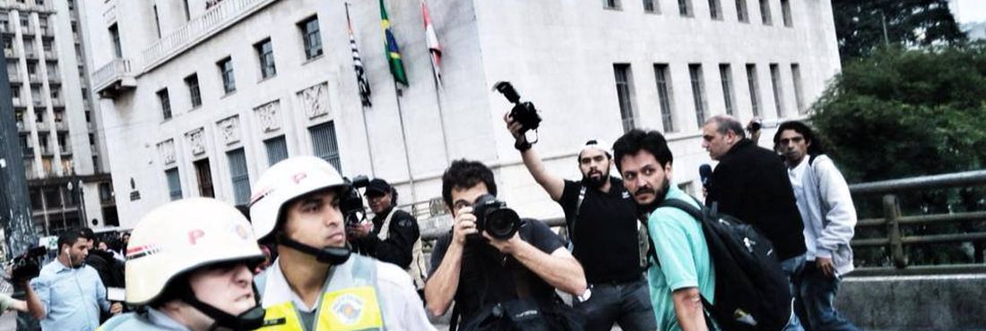 Policia Militar joga spray de pimenta em manifestantes e jornalistas afim de evitar a documentação da primeira prisão do dia