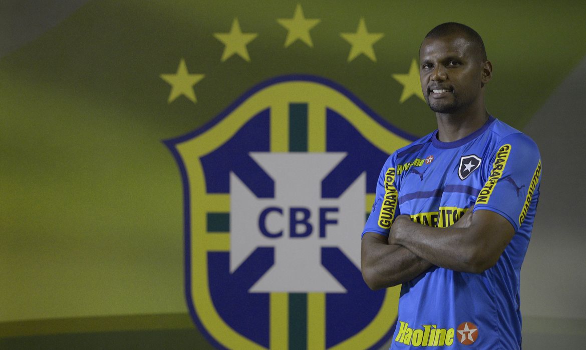 Jefferson, ex-goleiro do Botafogo, leiloa camisa da seleção brasileira para arrecadar recursos em prol de famílias carentes, afetadas pela pandemia de covid-19