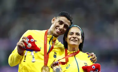 Paris 2024 Paralympics - Athletics - Women's 100m - T11 Medal Ceremony - Stade de France, Saint-Denis, France - September 3, 2024 Gold medallist Jerusa Geber dos Santos of Brazil and guide Gabriel Aparecido dos Santos Garcia celebrate on the podium REUTERS/Thomas Mukoya