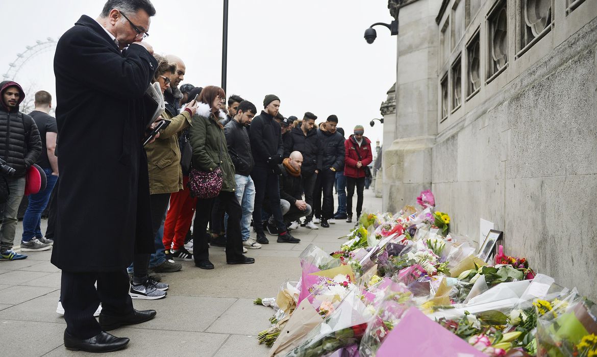 Londres - Pessoas observam homenagens às vítimas do atentado na ponte de Westminster, em Londres