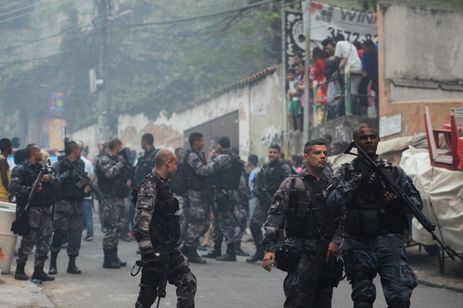 Rio de Janeiro - Operação policial após ataques às bases das Unidades de Polícia Pacificadora (UPP) nas comunidades do Cantagalo e Pavão-Pavãozinho, em Copacabana. (Fernando Frazão/Agência Brasil)