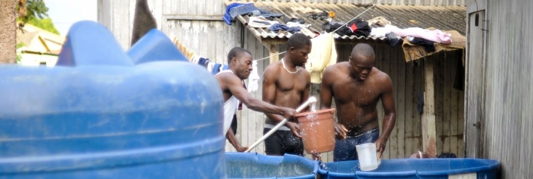 Brasilieia (Acre) - Cerca de 200 haitianos aguardam visto provisório para trabalhar no pais. Eles vivem em condições precárias, e se alimentam de doações.