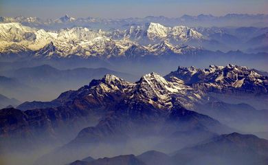Os Himalaias são a mais alta cadeia montanhosa do mundo, localizada entre a planície indo-gangética, ao sul, e o planalto tibetano, ao norte. Foto: 12019/Pixabay