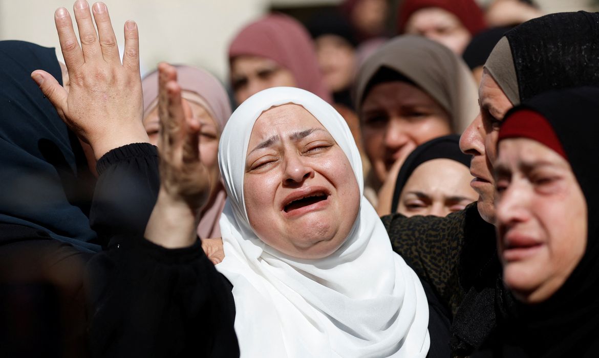 Mourners react during the funeral of a Palestinian who was killed by Israeli forces, near Ramallah in the Israeli-occupied West Bank October 19, 2023. REUTERS/Mohammed Torokman
