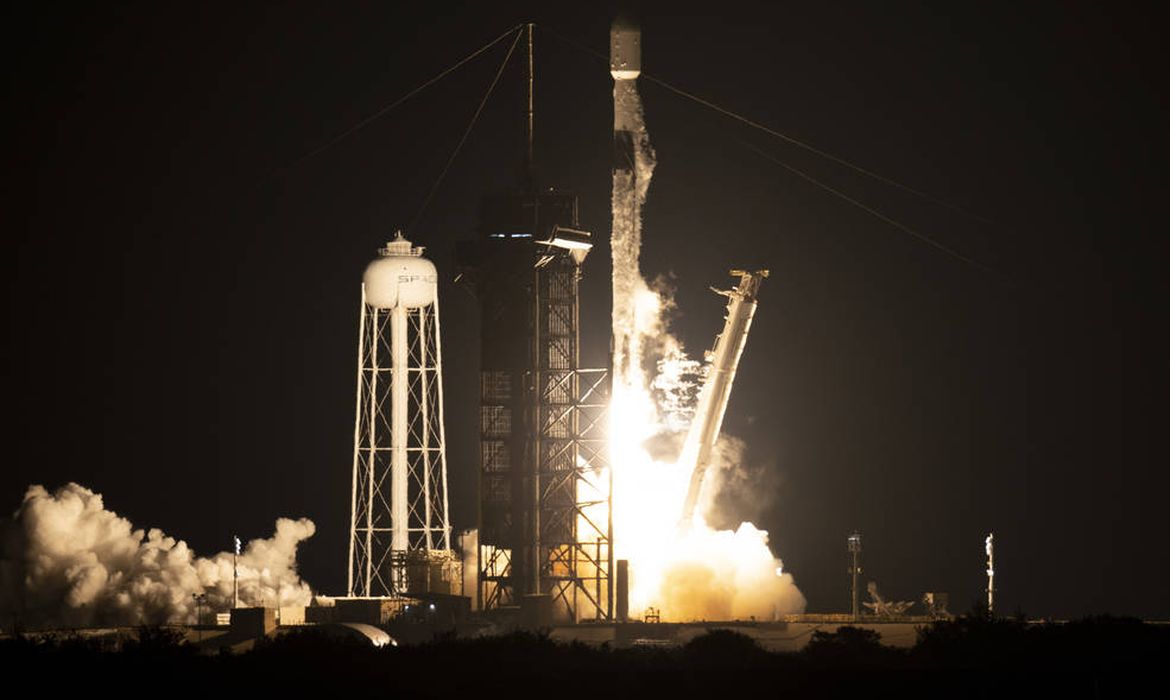 Nasa e SpaceX lançam Falcon 9 com IXPE a bordo. Telescópio observará fenômenos eletromagnéticos intensos no universo profundo.