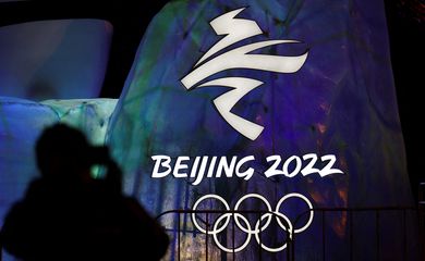 Homem fotograda logo iluminado da Olimpíada de Inverno Pequim 2022 em Pequim - Beijing - Jogos de Inverno