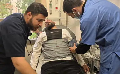 Palestina, 25/03/2025 - O cineasta palestino Hamdan Ballal hospitalizado após ser agredido. Foto: @basel_adra/X