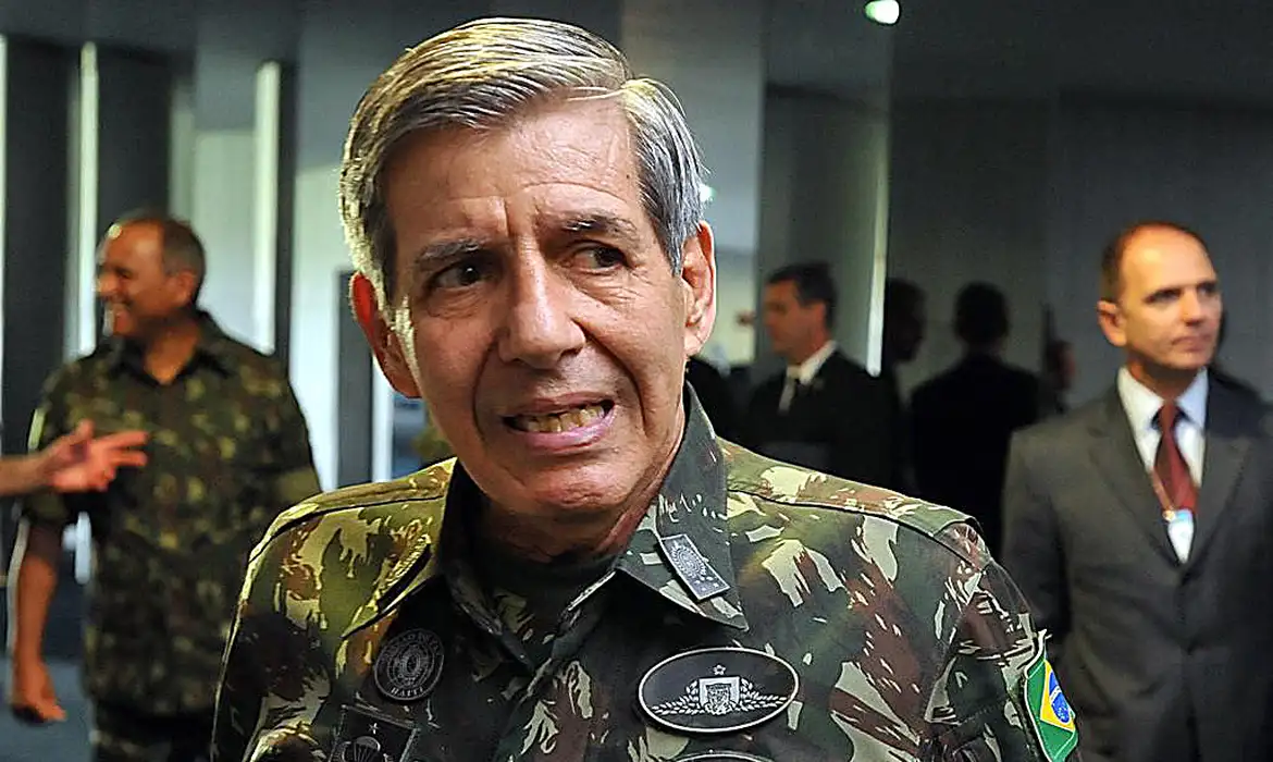 General Heleno defende uso de atiradores de elite contra criminosos | Agência Brasil