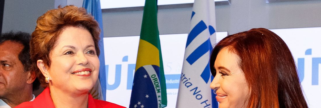 As presidentas Dilma Rousseff e Cristina Kirchner durante cerimônia de encerramento da 18ª Conferência Industrial Argentina