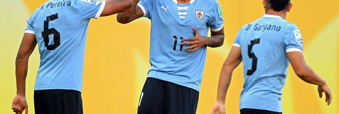 Hernandez (camisa nº11) é o artilheiro da seleção uruguaia na Copa das Confederações