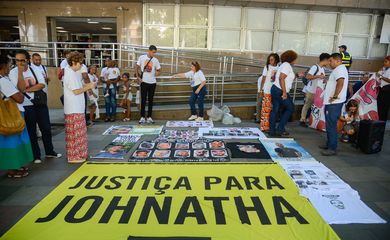 Rio de Janeiro (RJ), 05/03/2024 – Defensores dos direitos humanos e movimentos de mães de vítimas do estado durante ato que pede justiça para o caso do adolescente Johnatha, morto por um policial militar no Rio de Janeiro. Foto: Tomaz Silva/Agência Brasil