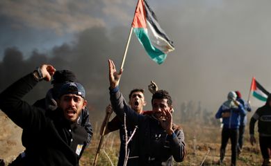 Palestinos protestam durante confrontos com tropas israelenses em Gaza