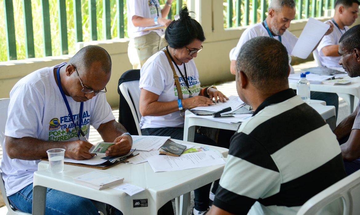 Rio de Janeiro (RJ), 01/05/2023 – População tem acesso a serviços como balcão de empregos e cursos durante o evento Festival do Trabalhador, no Parque Madureira. Foto: Tomaz Silva/Agência Brasil