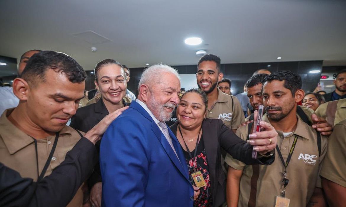 Lula se encontra com funcionários por limpeza do Planalto