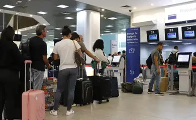 Movimento de passageiros no Aeroporto Santos Dumont no primeiro dia de greve dos aeronautas. 