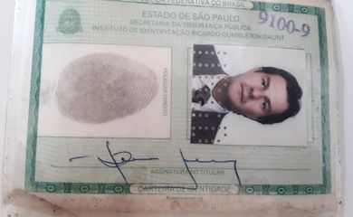  Bruno Farina, cidadão brasileiro, procurado pela Interpol.
Possui mandado de detenção internacional pelos crimes de corrupção ativa e passiva, lavagem de dinheiro; organização criminosa. Sócio comercial de DarioMesser